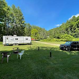 Owner keeps the camp areas well trimmed.
Platform also available!