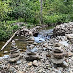 This stream was the perfect backdrop and ambient sounds. Along with the frogs :)
Also I hope you enjoy my cairn creations 😁🤙🏼
