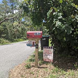 This cute little shine and the red mailbox announced our turning place into Goshen and a week of pure heaven.