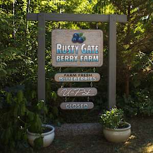 Entrance sign to the farm!