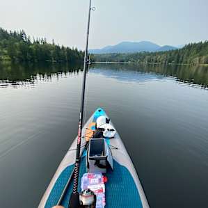 Lalene lake is an 8 minute drive and has a pretty view. Good for fishing and paddling. Quiet and calm.