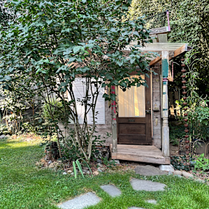 We had an excellent stay at the Enchanted Garden Retreat in PDX! Shannon gave us the best recommendations and we really got a nice taste of Portland as a result. The amenities were excellent and just what we needed. Thanks again, Shannon!