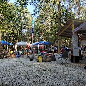 Enough room for us to comfortably fit 20 people and all their camping gear. Our host was amazing and the land was beautiful. Nice views of the stars at night.