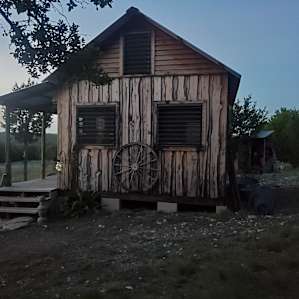Cute Off-Grid CABIN on 84 ACRES