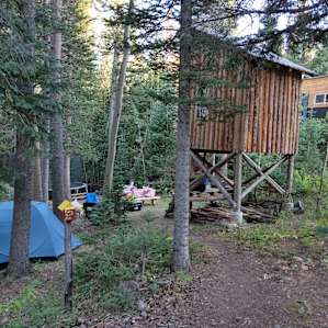 Sherwood Creek Quaint Treehouse