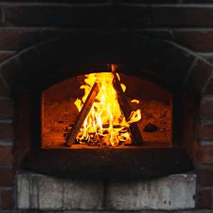 Wood-fired pizza oven