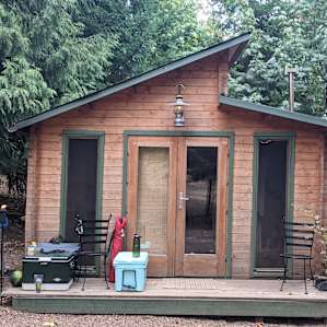 Close-in quaint cabin!