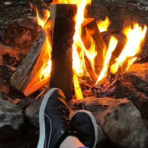 Dave left us lots of firewood so we thoroughly enjoyed our campfire time🔥