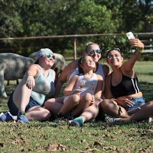 Sandy snapped this gem of a family pic for us. 💕