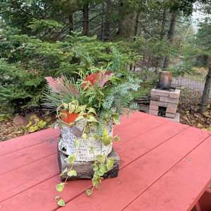 Thoughtful touches everywhere, like the centerpieces on the outdoor tables. Beautiful!