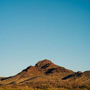 Chispa Peak is the highlight of the scenery. You can hike right up to a fence to admire the peak, which blazes red at sunset.