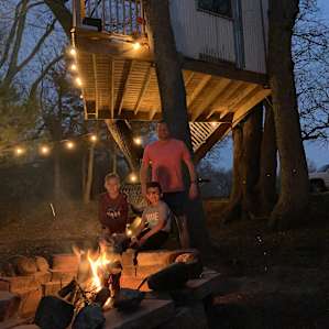 Great fire pit next to the treehouse + good lighting