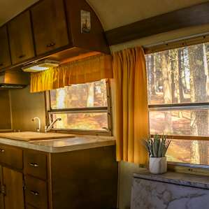 The kitchen area, with a workable stovetop!