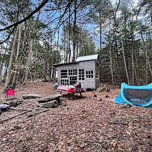 Tiny house, fire pit & picnic table just perfect