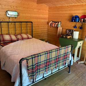 Close-in quaint cabin!