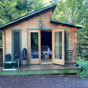 Close-in quaint cabin!