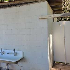 Sink and shower next to bathrooms. Flush toilets. NO HOT WATER! But if the weather is warm it is refreshing if you are adventurous.