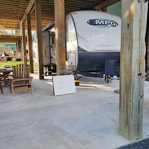 High Tide Oasis RV Pull-in