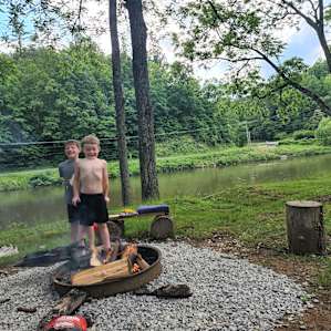 Rustys Roost River Camp Toe River🐔
