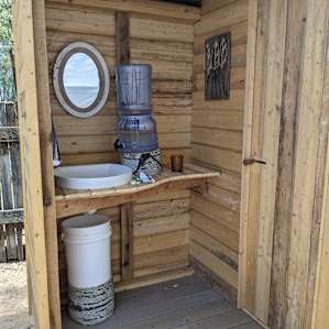 So nice to have this pretty and clean little bathroom!