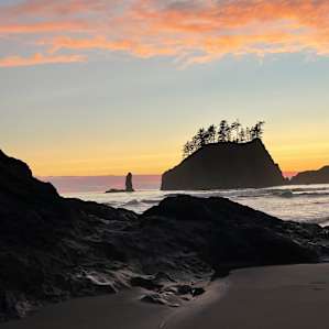 La Push 2nd Beach is about 10 min from this camp.