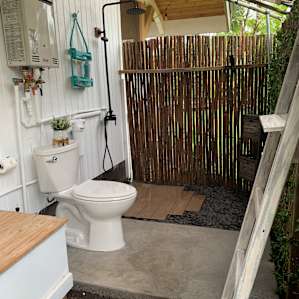 Outdoor shower was a delight - nice pressure and hot water!