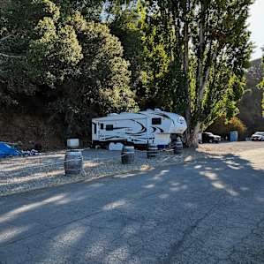 This fifth wheel seems to be permanent (maybe the caretaker's).