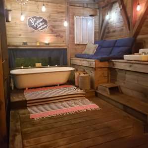 Private River- Kayaks & Bathhouse!