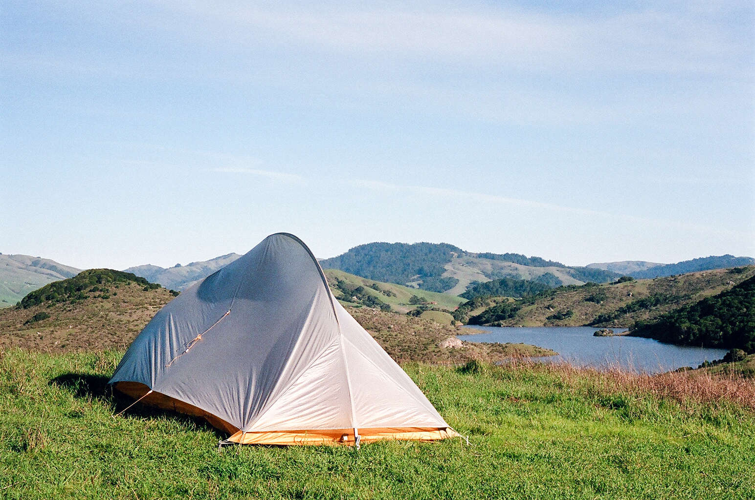 Camp black. Палатка для гор. Палатка у озера в горах. Мостовской кемпинг. Автомобиль палатка горы.