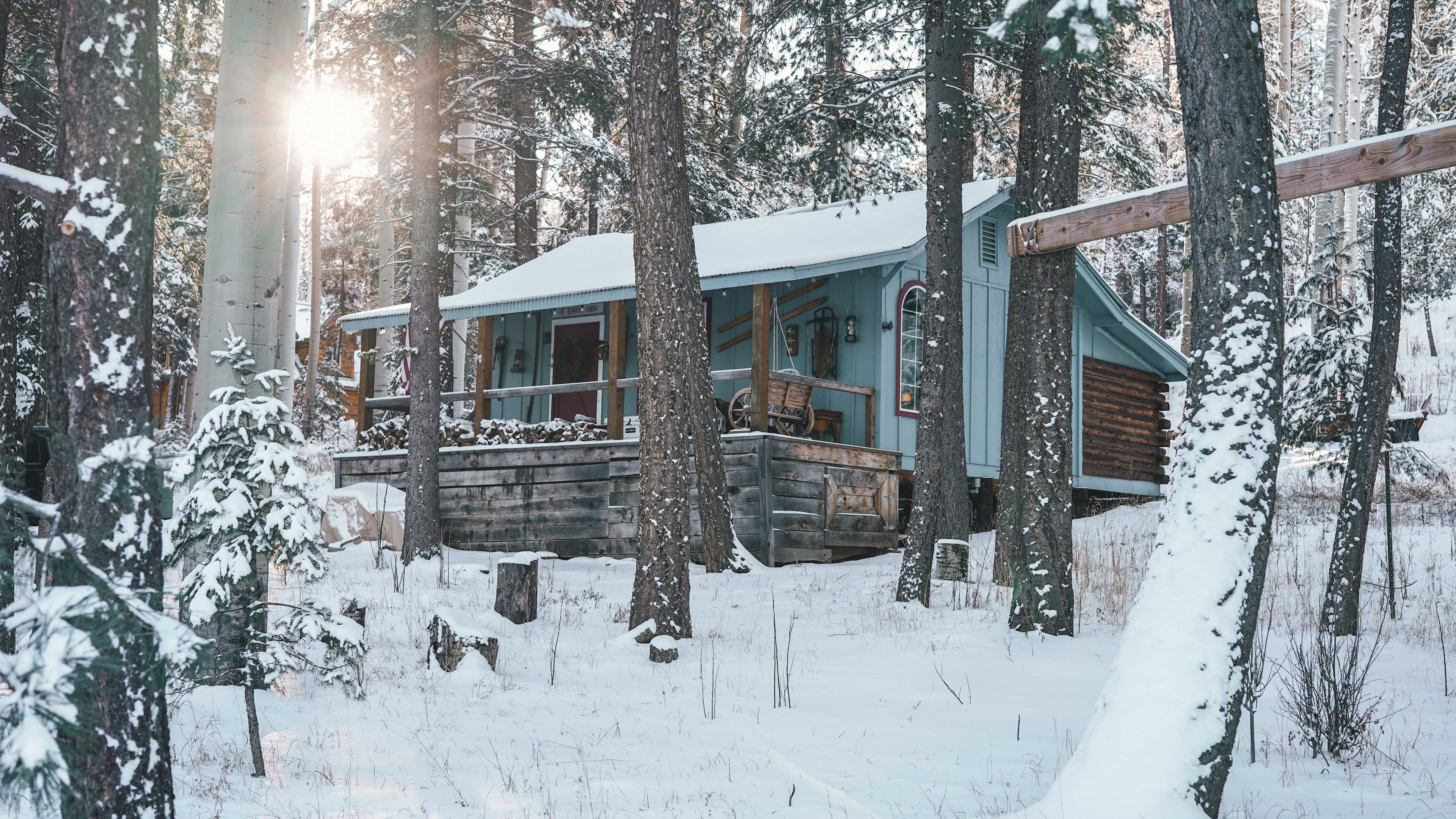 https://hipcamp-res.cloudinary.com/images/f_auto%2Cc_limit%2Cw_3840%2Cq_auto/v1673713568/dev-campground-photos/qkwlbrutml4evrhj4bu4/glamper-cabin-in-the-aspens-pines-glamper-cabin-at-cool-8200.jpg