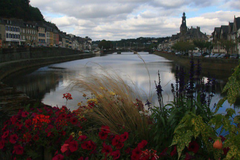 La Pointe lies just outside the picturesque town of Chateaulin, close by a tree-lined bend of the canalised River Aulne.