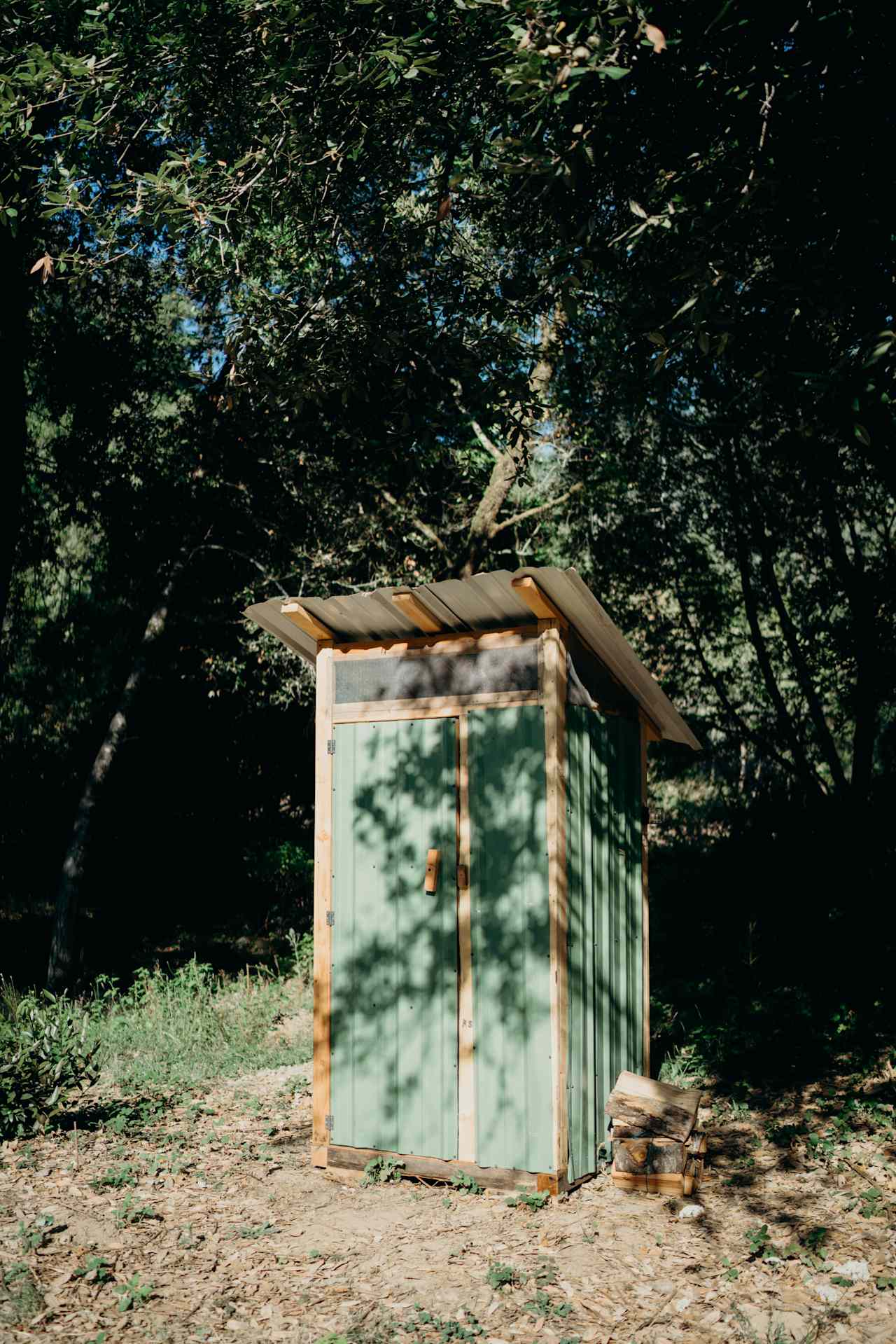 The handy out house. 