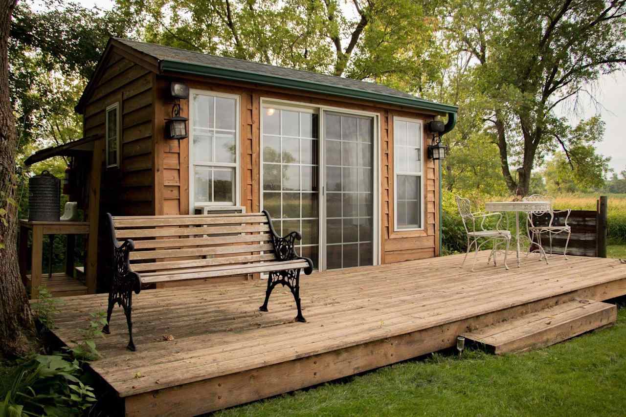 Cozy Lakeside Cottage Guestroom