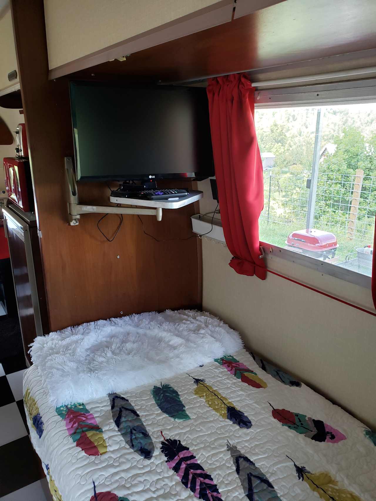 22" TV with dedicated WIFI, ROKU streaming stick, NETFLIX, PRIME video, PBS, acorn and Britbox included.  TV on swing arm can be viewed from just about anywhere inside the Airstream.