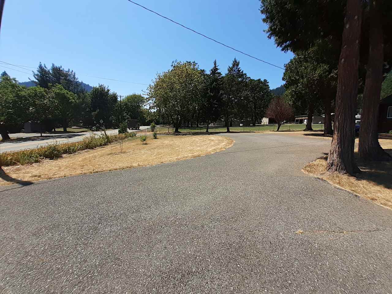View of circular drive from the gate to the camping area for larger vehicles or with trailers. This photo shows easier access. You can park here. 