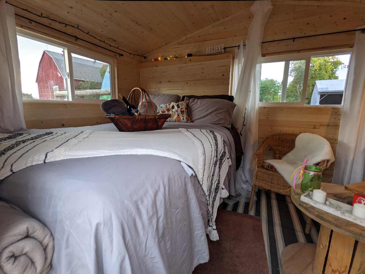 Cabin in the alpaca pen & breakfast