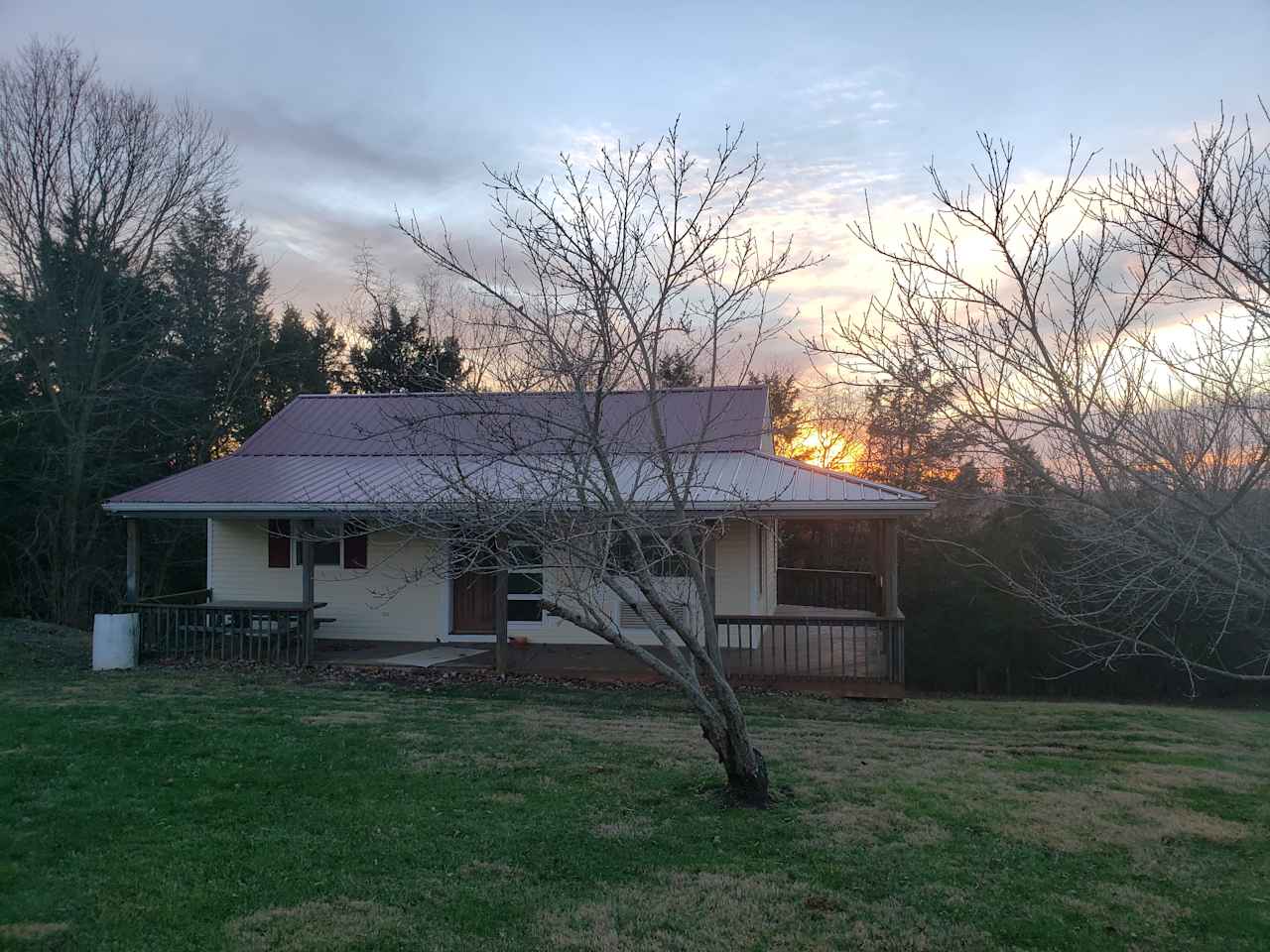 The cottage from the driveway loop
