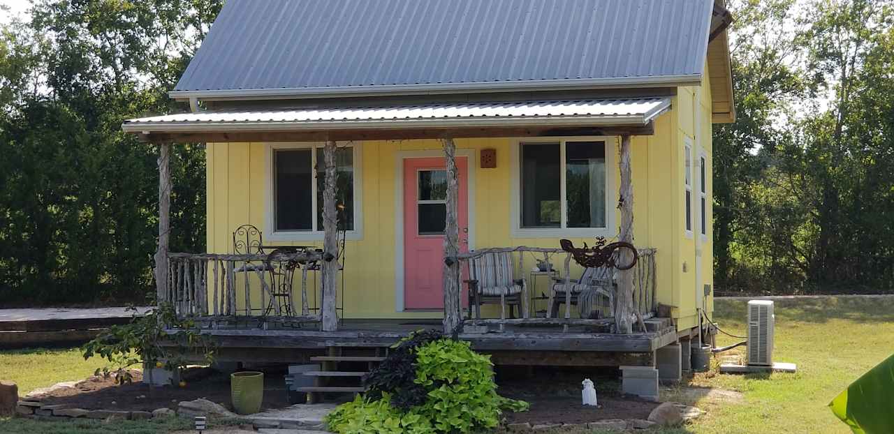 Mellow Yellow Cabin Sleeps 5 - 6