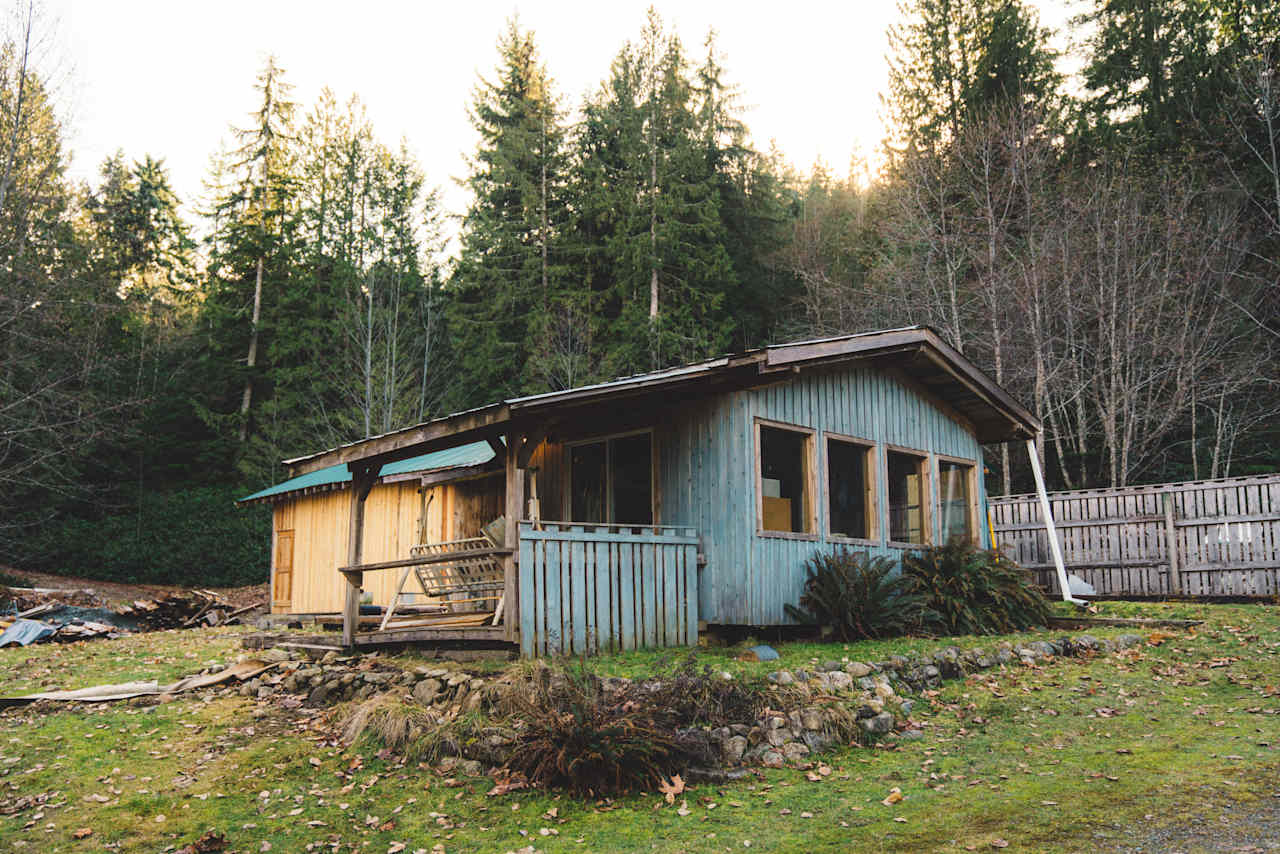 Giovanni's cabin, located near the field and ponds. 
