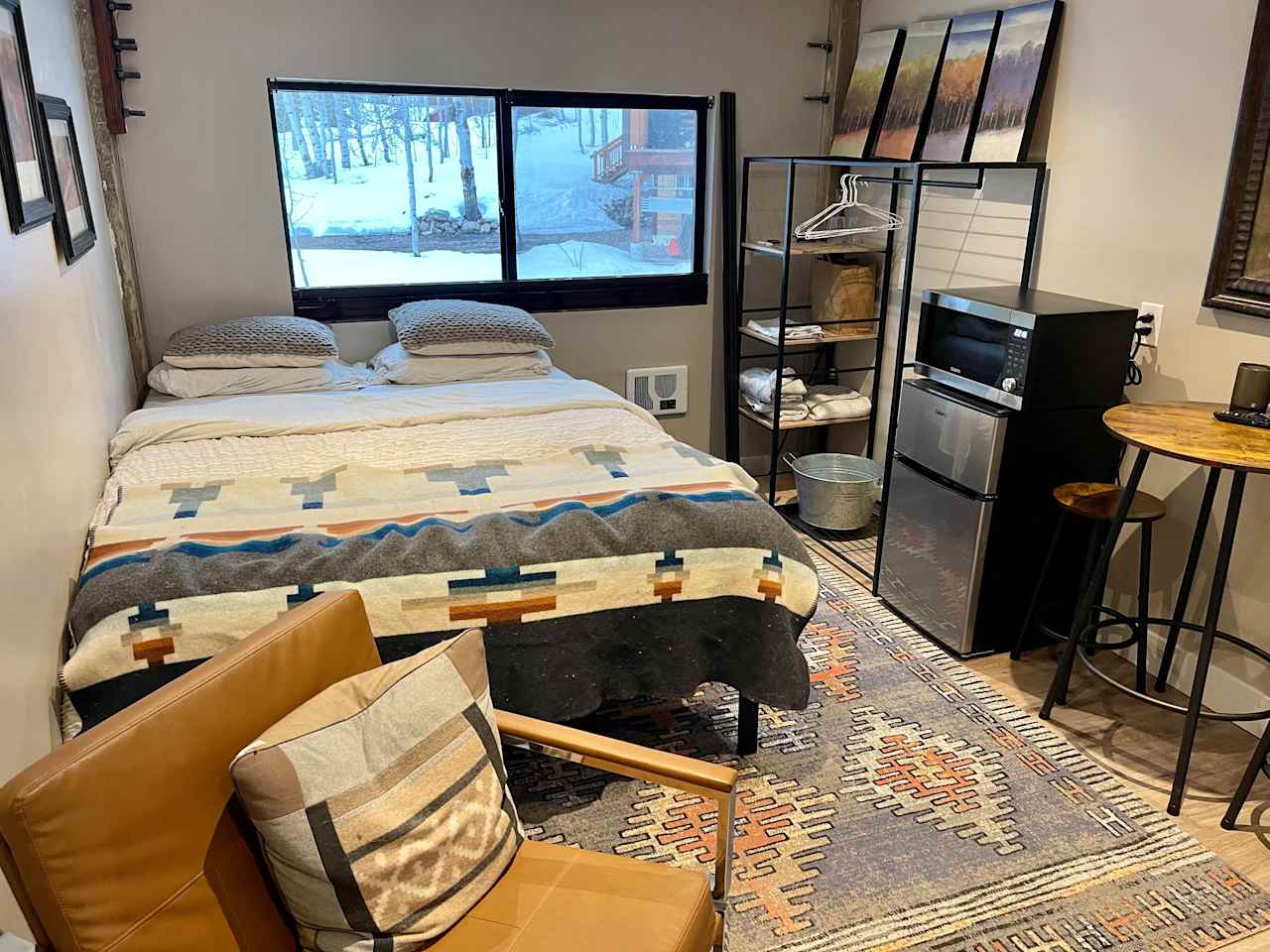 Memory foam bed, wardrobe, digital wall heater, & views of the woods!