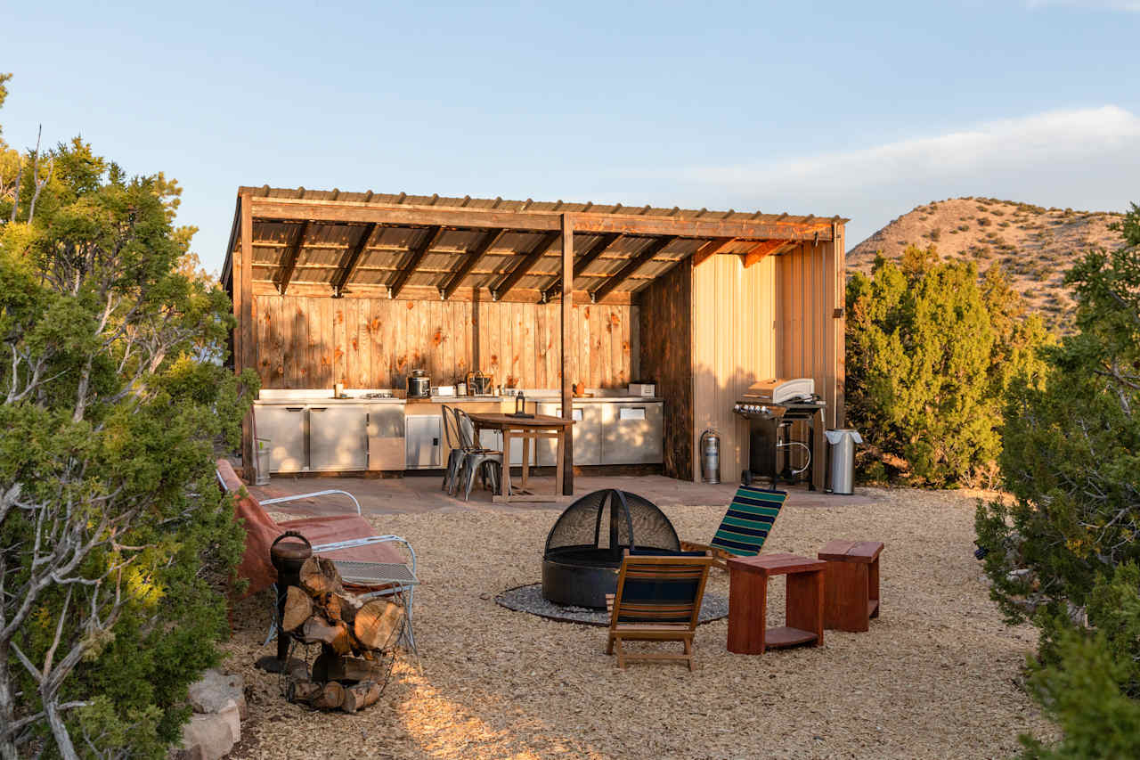 A fire pit AND kitchen area?! Love!