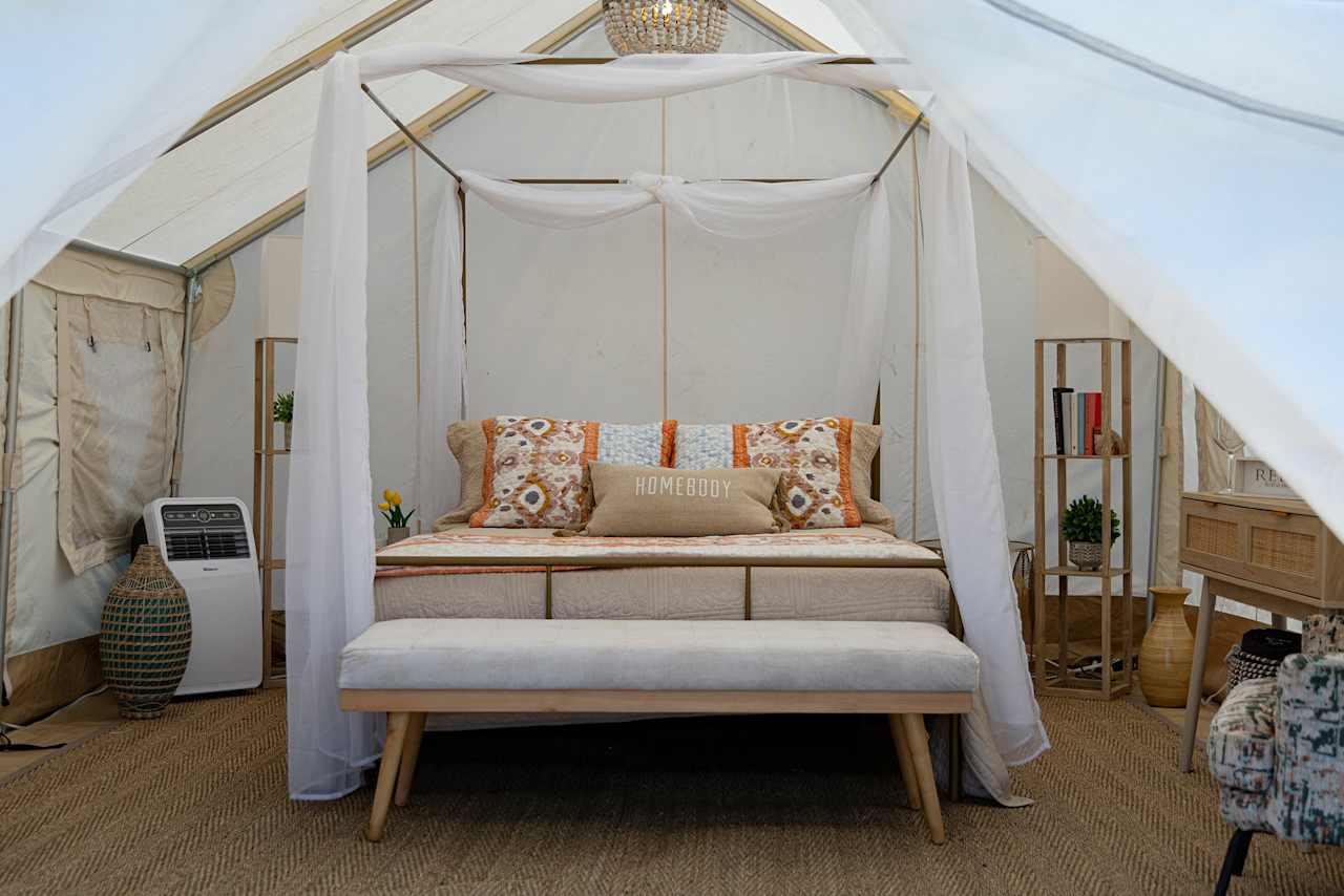 Paradise Art tent; Cute, clean, and well appointed