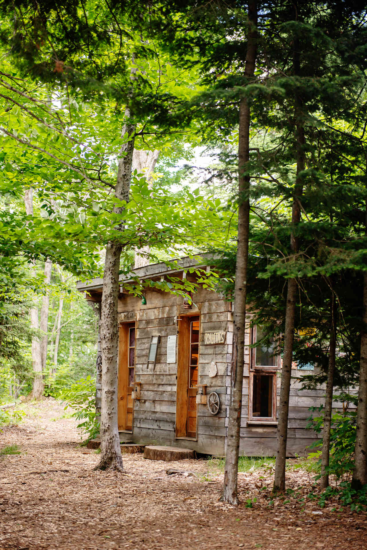 Separate entrance to toilets and shower