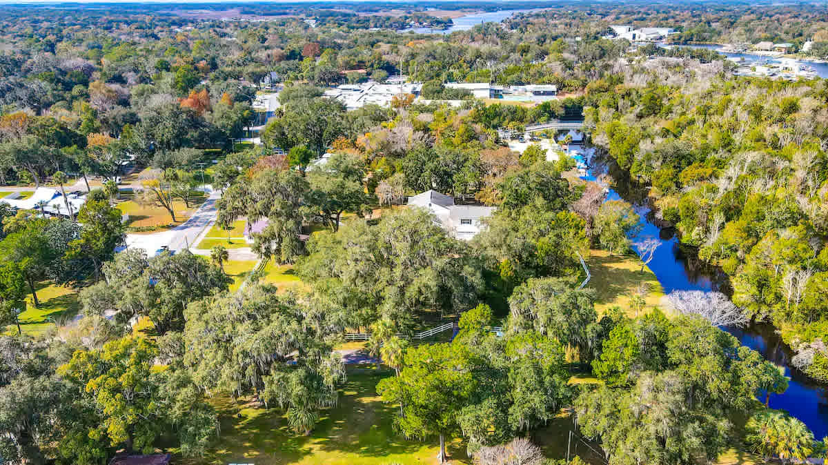 Less than 1 mile from public boat ramp to Homosassa River 