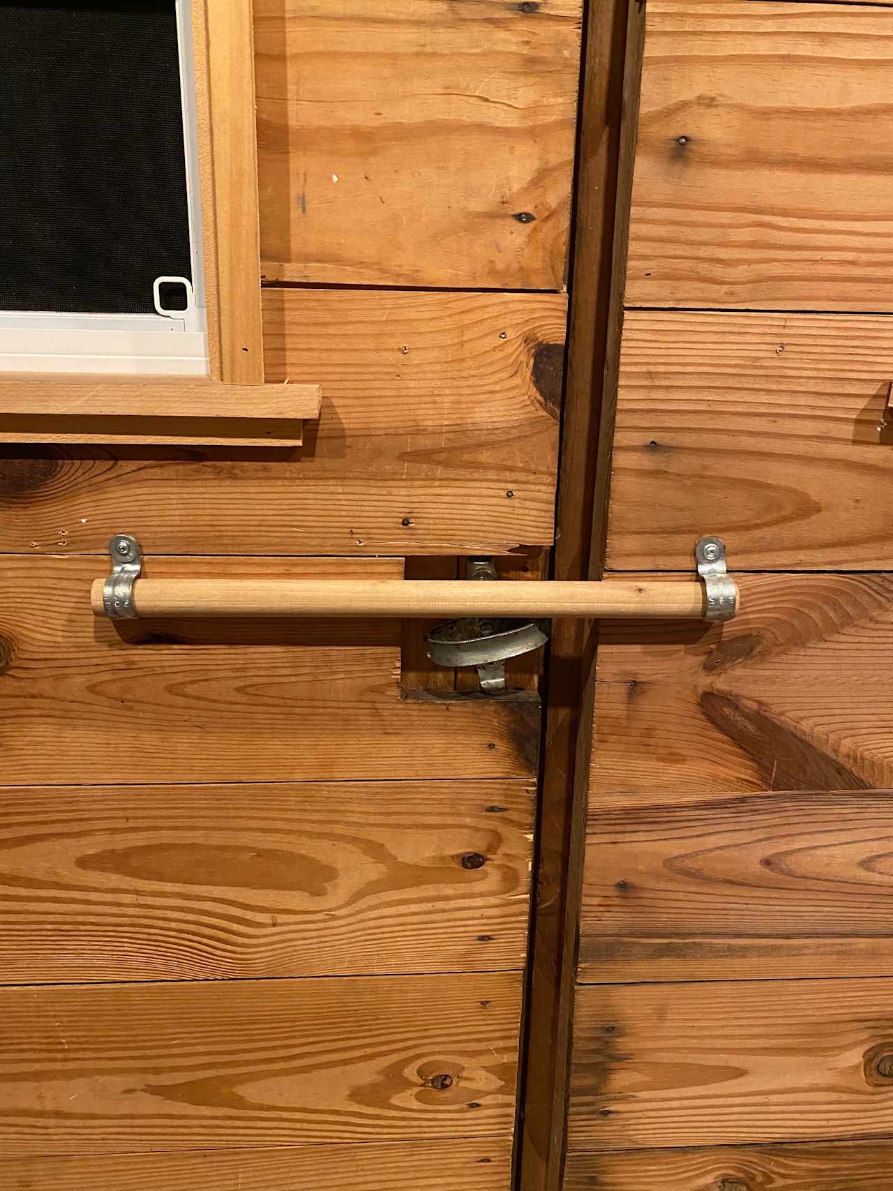 the lock is a piece of wood held by brackets - the door handle itself has no lock