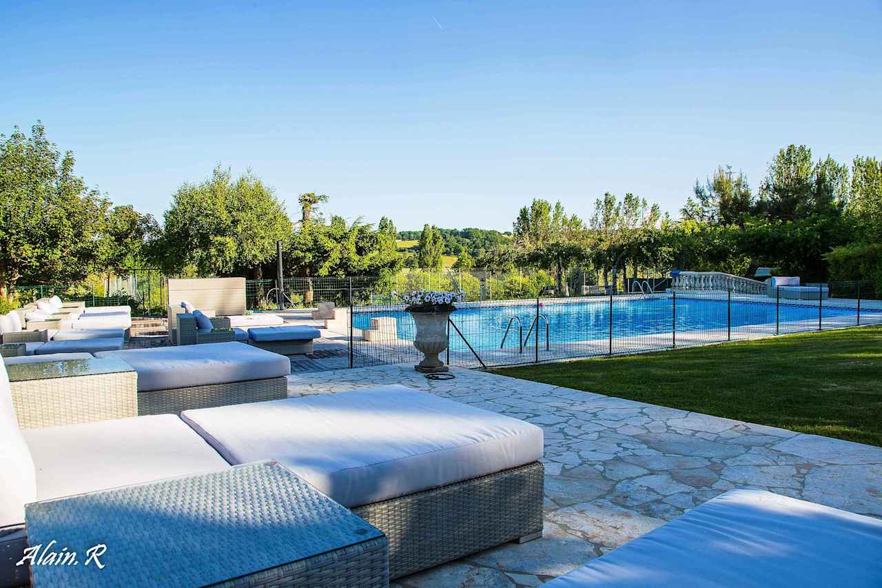 By the pool, relax on the sun loungers enjoying the mild sun of the Pyrenees and the exceptional view of its famous peaks.