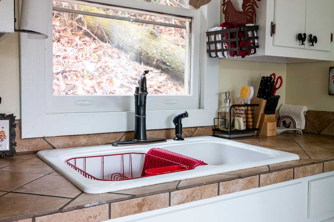 Roho's Creekside Cabin - hot tub
