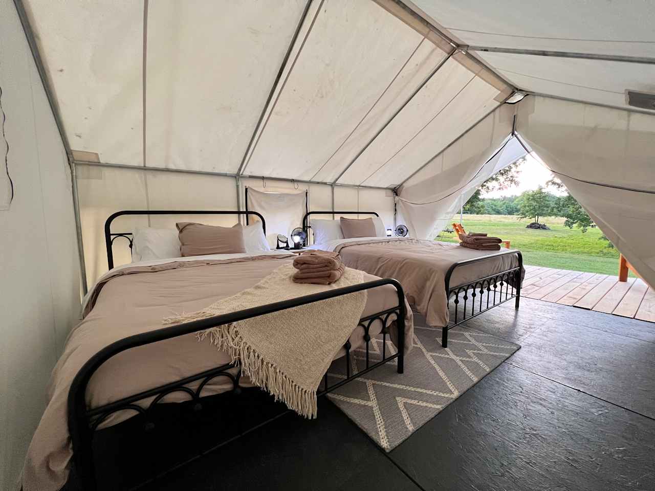 2 comfortable queen beds