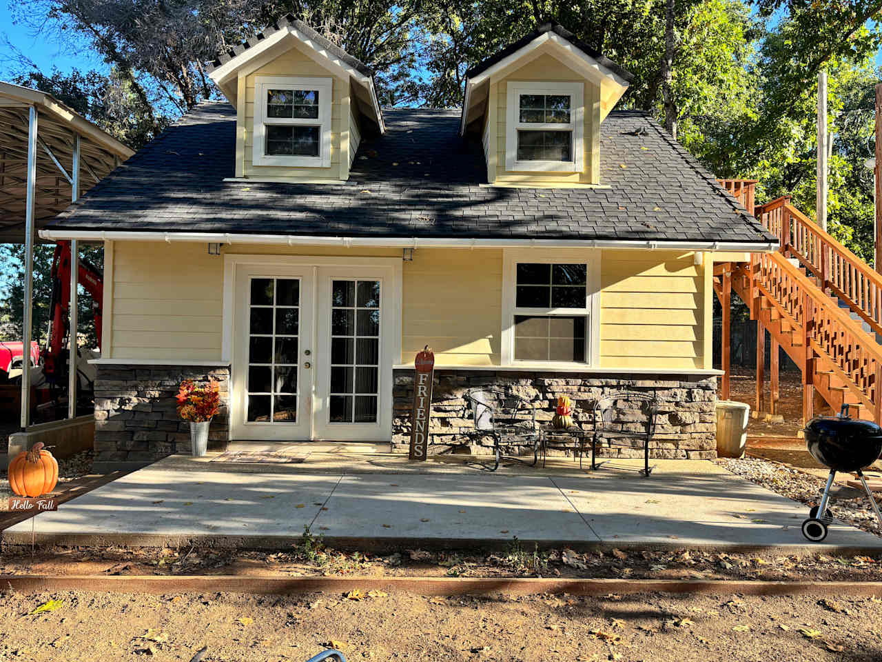 Enjoy beautiful sunrises and sun sets from the front porch. 