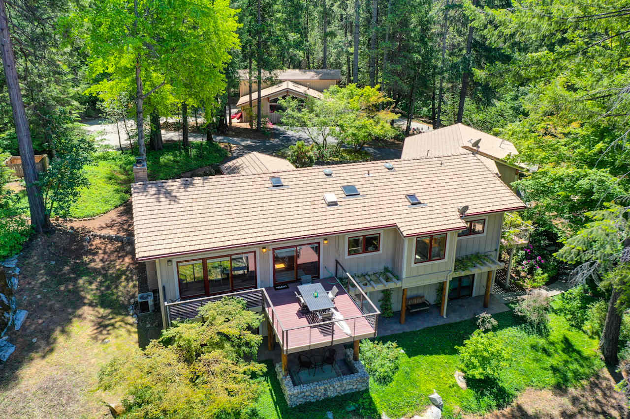 Creek-Front Cabin, 8 Acres +Hot Tub